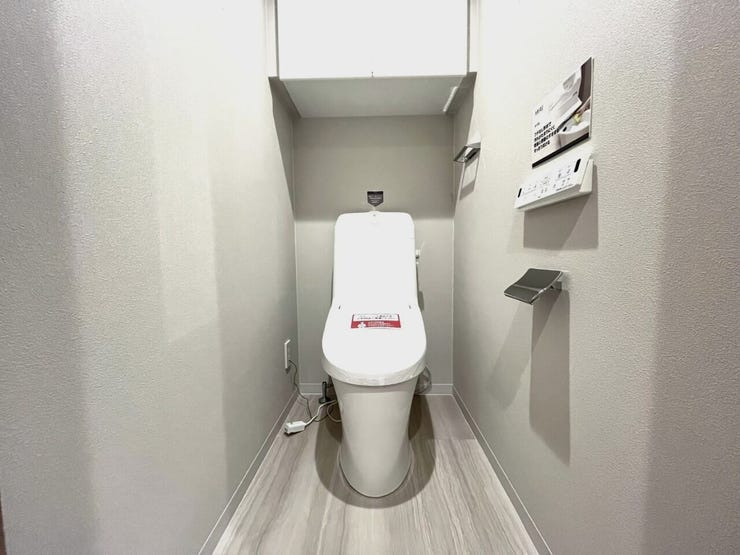 お掃除しやすい素材と機能にこだわったトイレはいつまでもキレイが続きます。少ない水量で洗浄できる、環境にもお財布にもやさしいエコなトイレです。