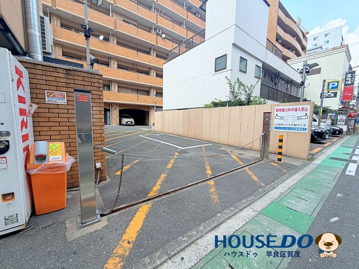 建物は、通りから少し入ったところにあります