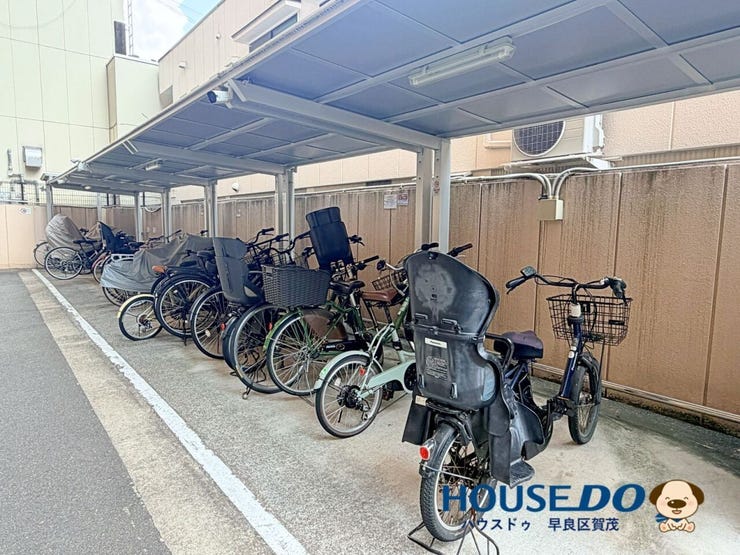 駐輪場は、屋根付きで雨の日にも安心です