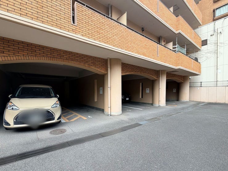 屋根付き、平置き駐車場は、移動が楽です