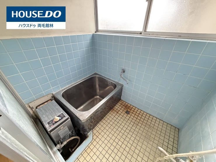 換気に便利な大きな窓があります