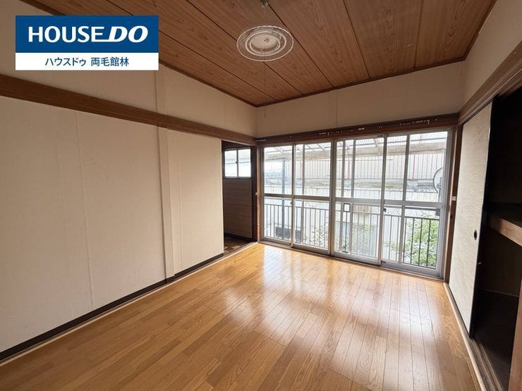 収納に便利な押入れがあります