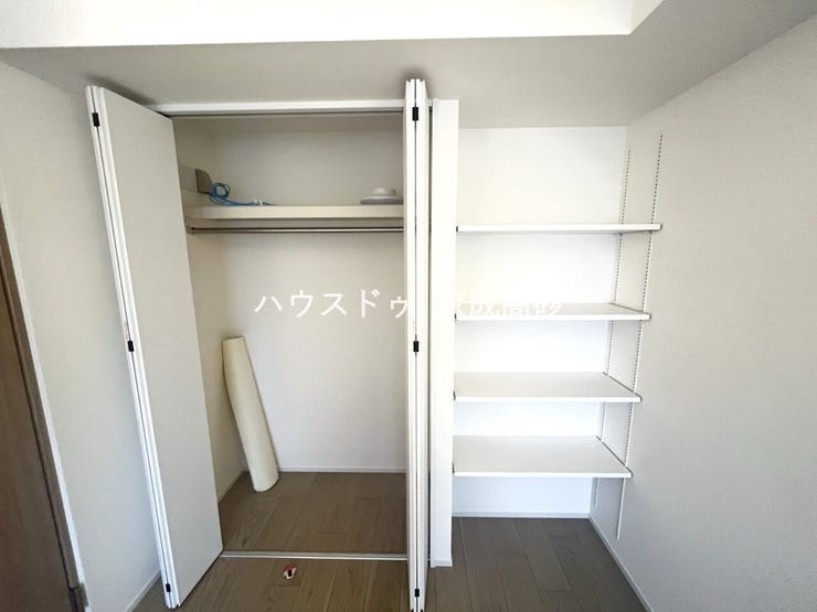 大型のクローゼットです!
これだけの収納力があれば部屋もスッキリ保てますよ!