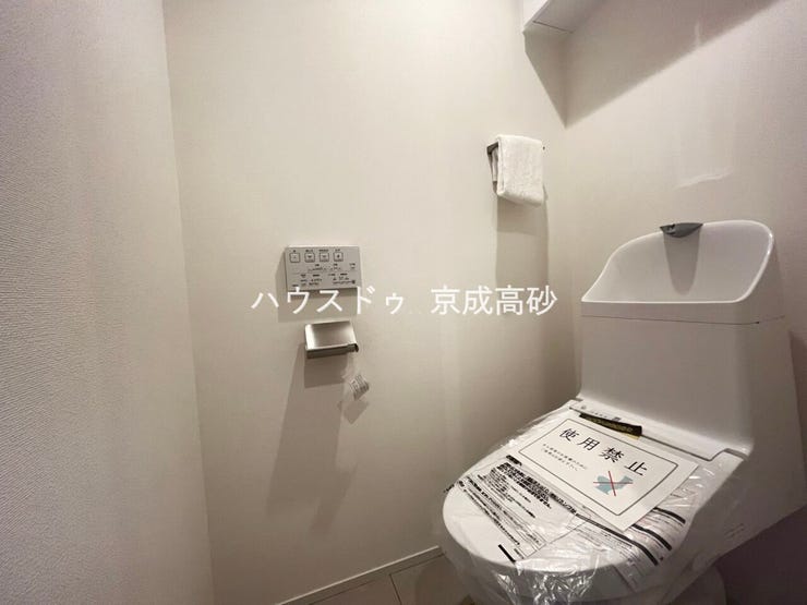 洗浄付き便座が魅力的なトイレです♪毎日使用する場所だからこそ、いつも清潔な空間であって頂けるよう配慮しました。窓で換気はばっちり、デザインもシンプルで清潔感が漂います。