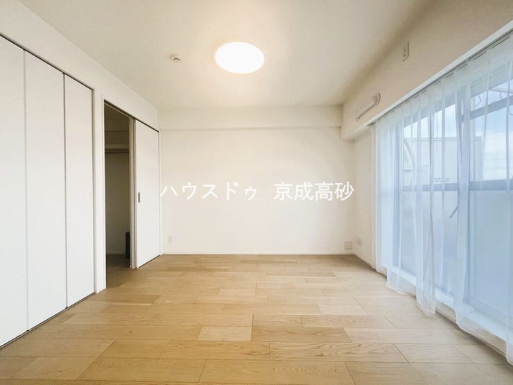 広々とした寝室。大き目のベッドも配置が可能です。