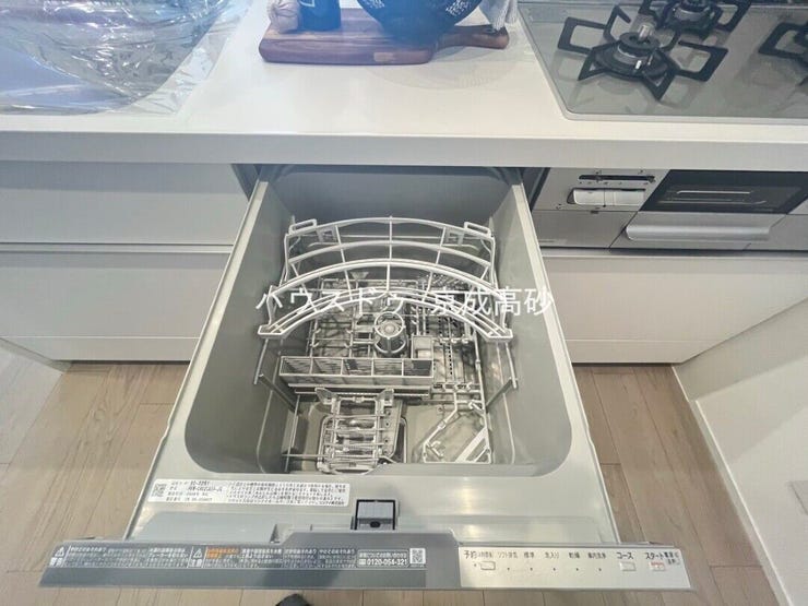 家事の時短に効果大の食洗器付き。高温でパワフルに洗い、温風乾燥します。手洗いよりも節水・節約が可能です。一度使うと手放せないですよ!