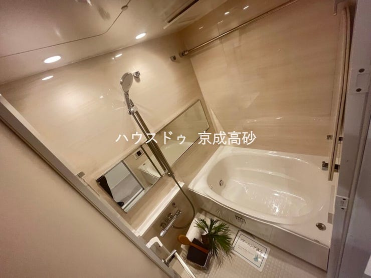広い浴槽で足を伸ばせば1日の疲れも癒されます。落ち着いた雰囲気で、毎日のバスタイムが楽しみになりそうです。