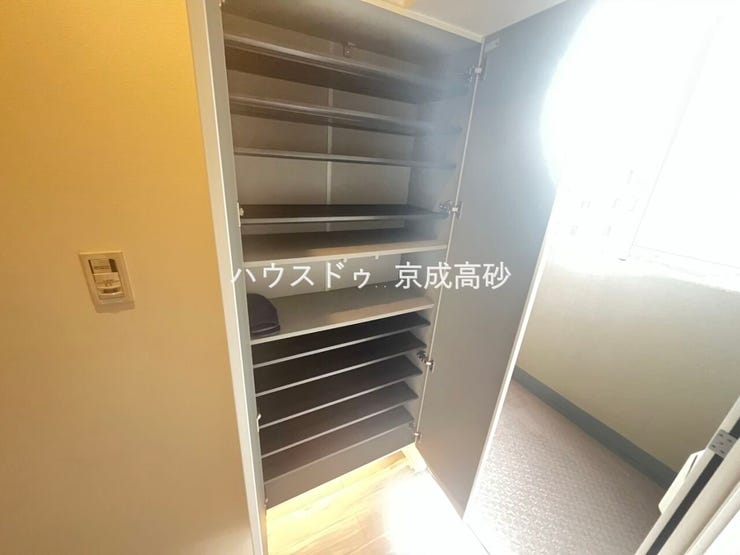 物入が玄関にあり、靴以外の収納も沢山できます。いつでも玄関をスッキリと片付けられ、身支度を簡単に済ませるにも最適です。