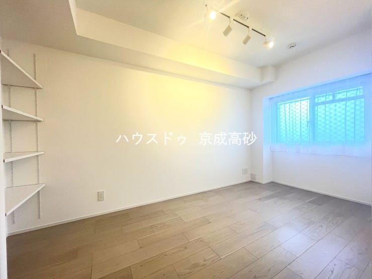 お子様の成長と共に「住まい方」も変化していきます。居室にはクローゼットを完備し、自由度の高い家具の配置が叶うシンプルな空間です。