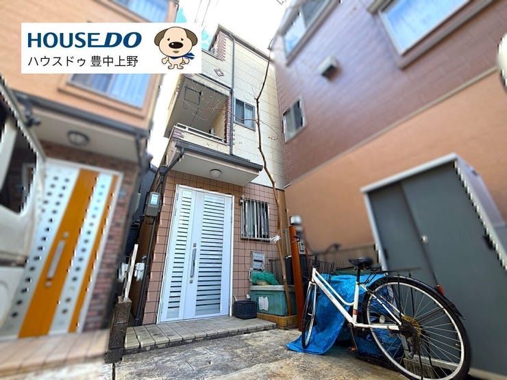 旗竿地のお住まいです。玄関前にお車2台駐車可能!