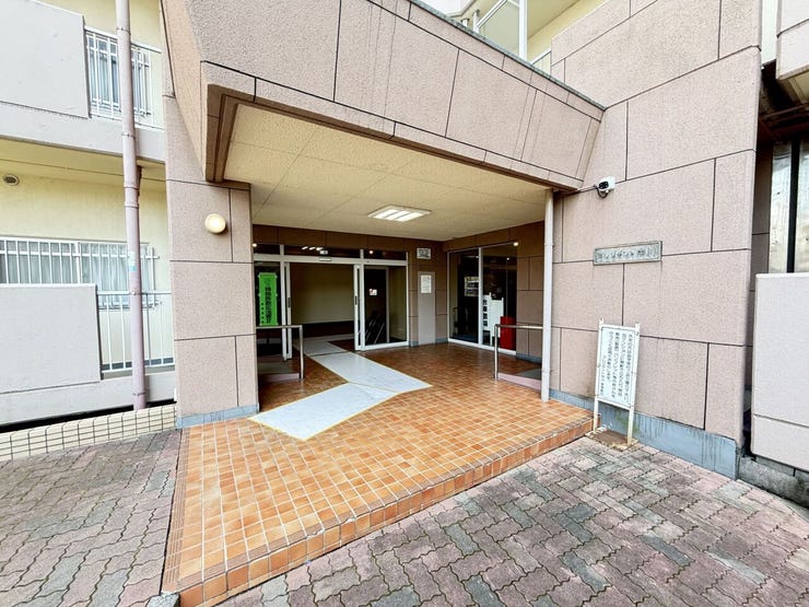 庇付きのエントランスは雨の日の出入りにも便利。共用部もきれいに整っています。