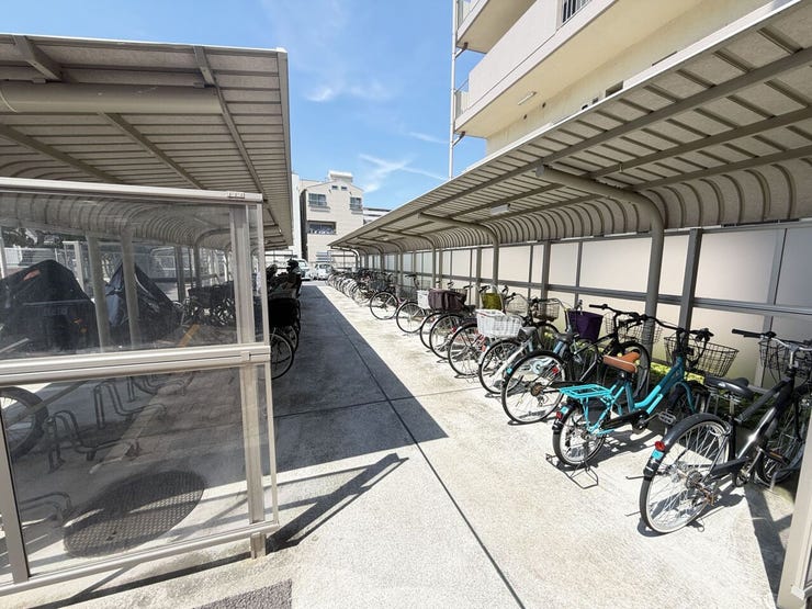 駐輪スペースは通路幅にもゆとりがあり、自転車の出し入れもしやすい配置です。