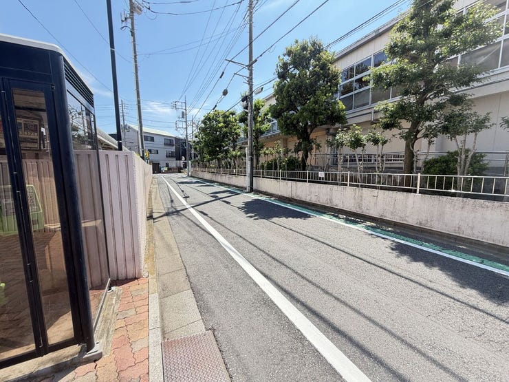 前面道路は見通しがよく、周辺は落ち着いた街並み。穏やかな住環境が広がります。