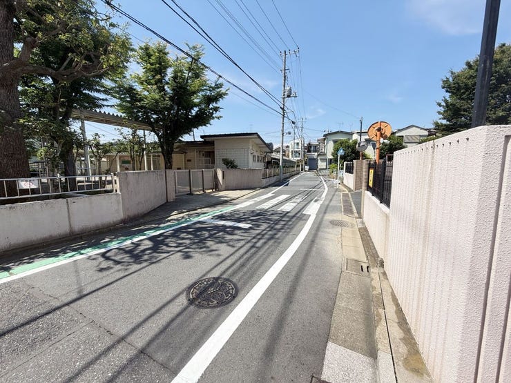 歩道や道路整備がされ、現地周辺はすっきりとした街並み。日々の移動も快適です。