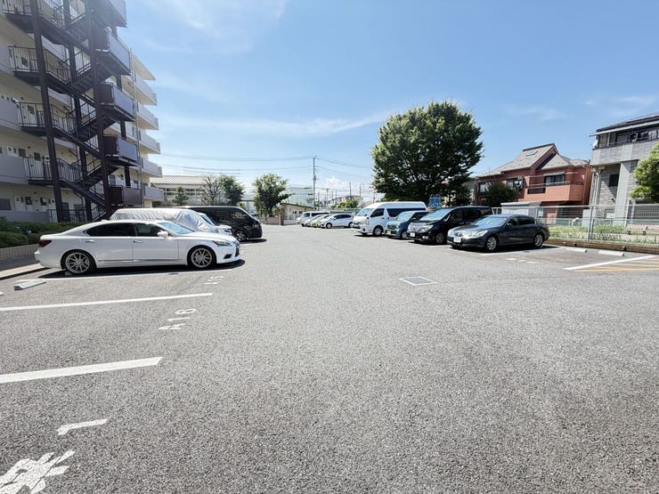 敷地内駐車場は広々としており、お車をお持ちの方にも使いやすい共用スペースです。