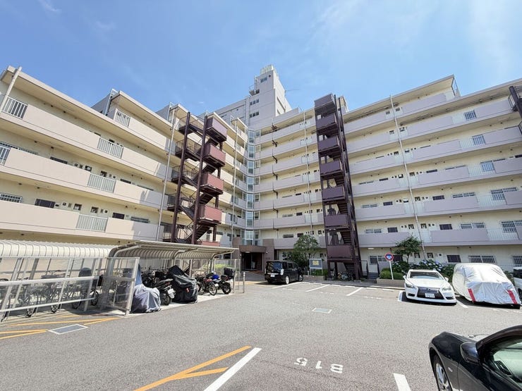 開放感のある中庭側の建物配置。共用部にもゆとりが感じられる住まいです。