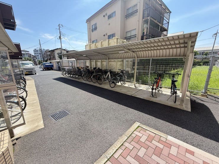 屋根付き駐輪場を備え、自転車を風雨から守りやすく、毎日の移動にも便利です。