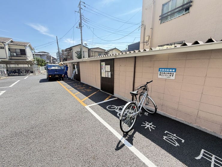 来客用駐輪場を備え、訪問時にも便利。共用設備が整ったマンションです。