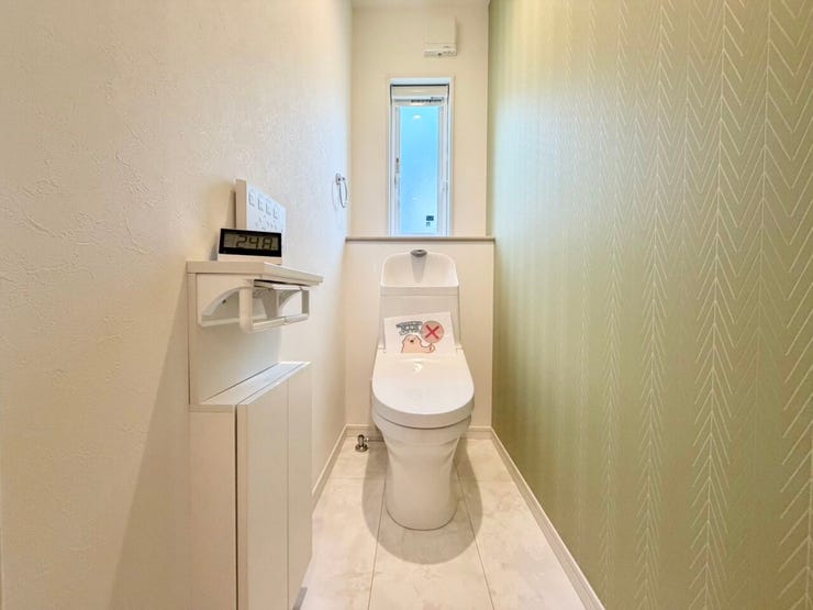 トイレットペーパーのストックや、お掃除用品などをスッキリしまえる、収納付きのトイレ!生活感が出にくく、お客様にも気持ちよく使ってもらえますね♪