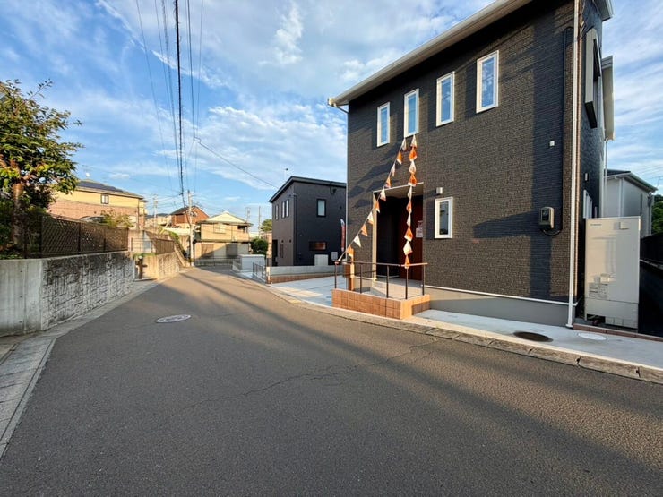 前面道路は6mとゆったり!車の出し入れがしやすいだけでなく、道路との間に距離が生まれるため、お部屋の中のプライバシーも保たれやすいですよ♪