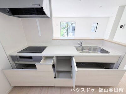 ■充実の収納力■引き出し式の大容量収納で、調理器具から食材までスッキリ整理。いつでも使いやすいキッチン環境が整います。