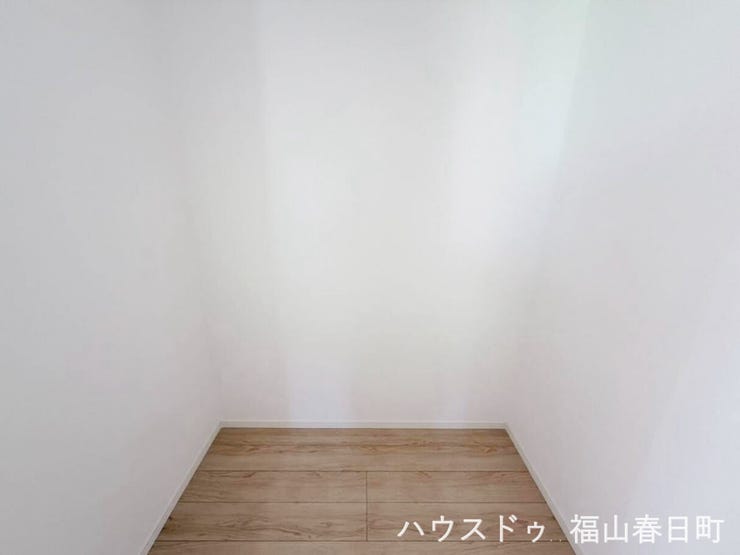 ■キッチンをいつもスッキリに■食材・調味料・日用品をまとめて収納できるパントリー完備。キッチンカウンターが散らからず、料理に集中できます。
