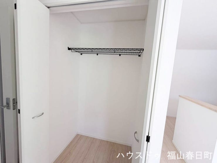 リビング収納を備えており、日用品や掃除道具、お子様のおもちゃなどをすっきり片付けられます。生活感を抑えながら、きれいな空間を保ちやすいのが魅力です。