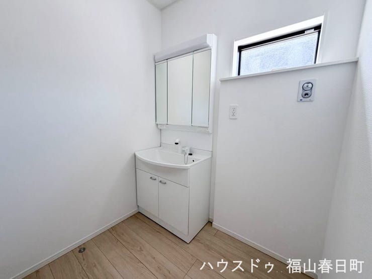 明るく清潔感のある洗面室。収納も充実し、毎日の身支度が快適です。