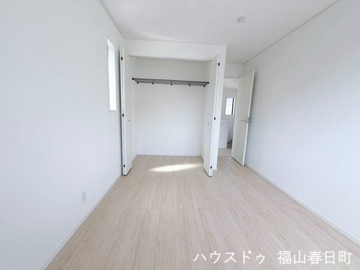 ■2階5.75畳洋室①■2か所の窓から自然光が差し込む、明るく心地よい洋室です。
