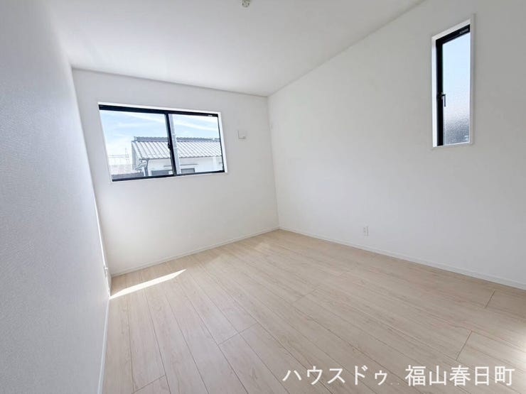 ■2階5.75畳洋室①■収納を備えた使いやすい5.75帖洋室。衣類や荷物もきれいに片付きます。