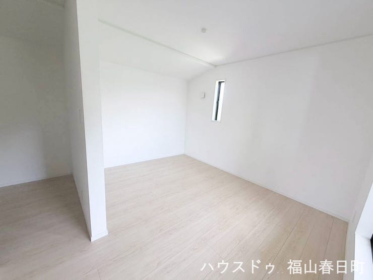 ■2階7.25畳洋室①■ウォークインクローゼットを備えた7.25帖の洋室。衣類や季節用品をすっきり収納でき、主寝室としてゆったりお使いいただけます。