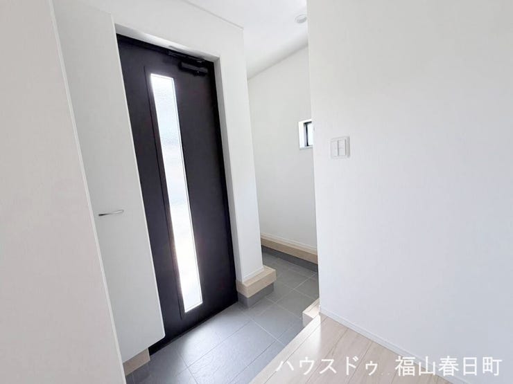 ■広々とした玄関ホール■ゆとりある空間で靴の脱ぎ履きもストレスなく、来客を温かく迎えられる品のある第一印象です。