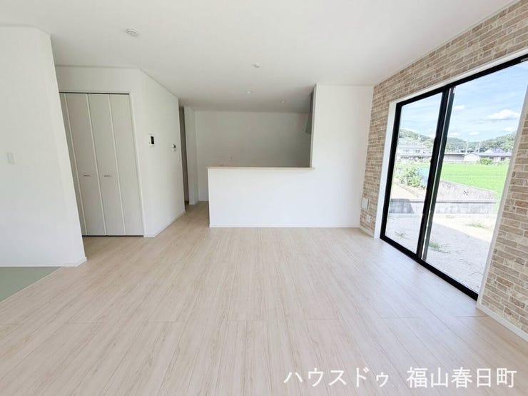 ■南向き・日当たり良好■午後の陽ざしがやわらかく部屋を包む、明るく温かみあふれるリビング空間です。