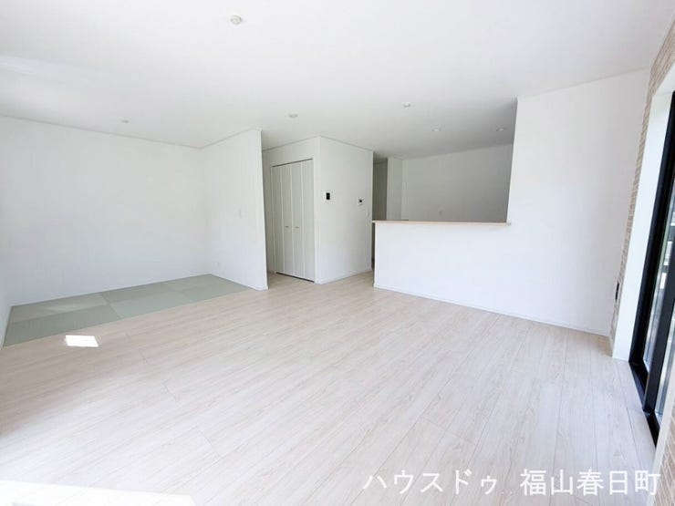 ■広々LDK■開放感あふれる大空間で、家族みんながつながる時間を。吹き抜けから降り注ぐ光が、暮らしを豊かに彩ります。