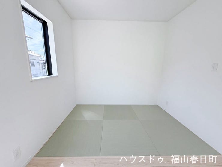 リビングに隣接した和室は、お子さまの遊び場やお昼寝スペース、来客時の客間としても活躍。家族の気配を感じながら、ゆったりくつろげる便利な一室です。