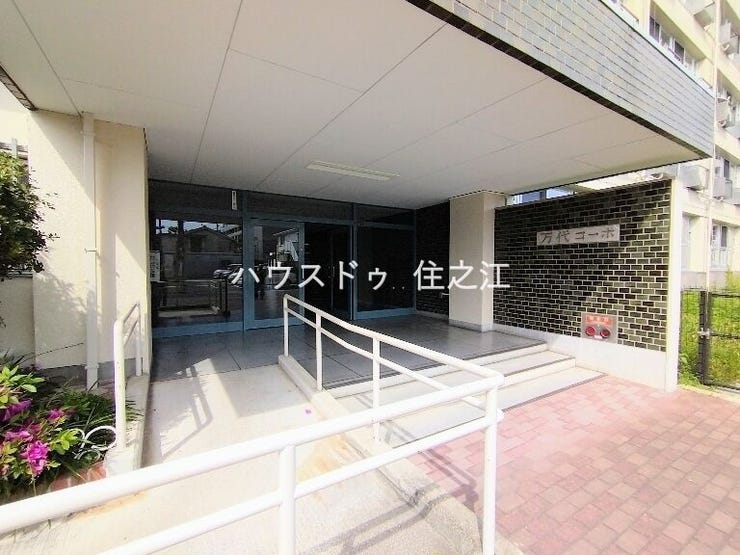 ★エントランスには庇(屋根)がございますので雨の日も安心♪