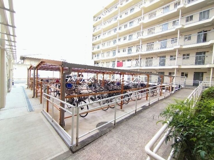★屋根付きの駐輪場ですので雨の日も安心。サドルが濡れる事も無いですね!