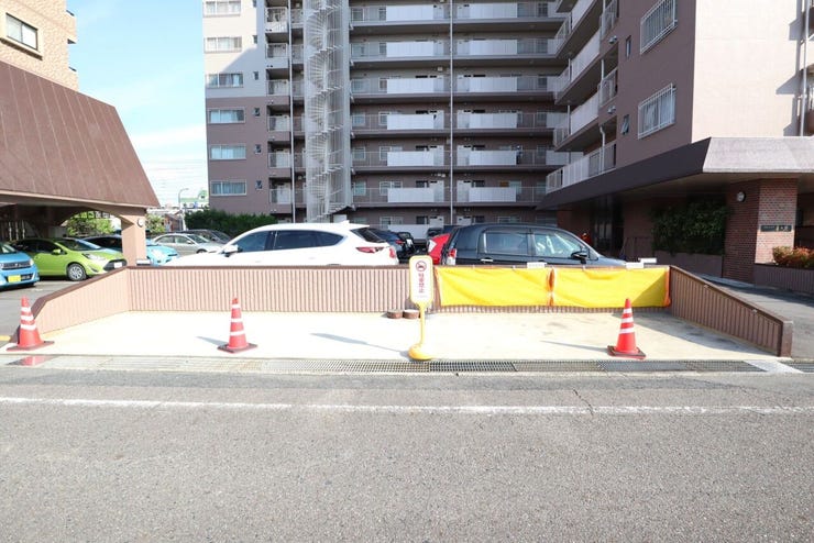 ゴミ置き場
エントランスから出てすぐにあり、通勤のついでにゴミ捨てができます♪