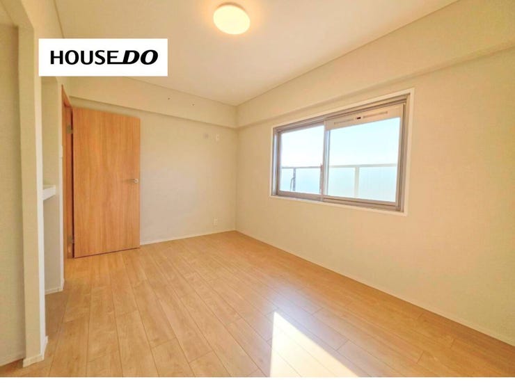 明るい光が差し込む洋室③です。すっきりとした形のお部屋で家具の配置がしやすく、寝室や子ども部屋、ワークスペースとしても使いやすい空間です。リフォーム済みで清潔感があり、窓からの採光も魅力です。