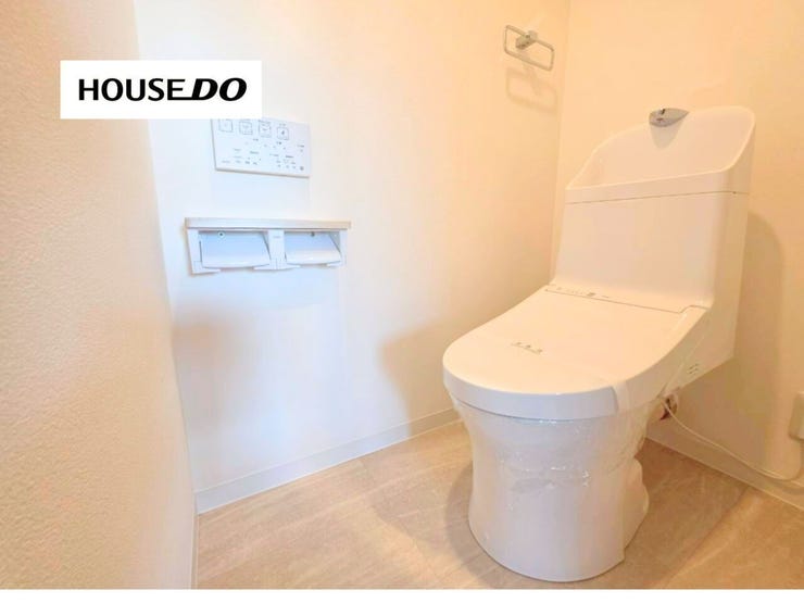 リフォーム済みで清潔感のあるトイレです。明るくすっきりとした空間で、操作パネルやペーパーホルダーも使いやすい配置。シンプルな内装のため、毎日気持ちよくお使いいただけます。