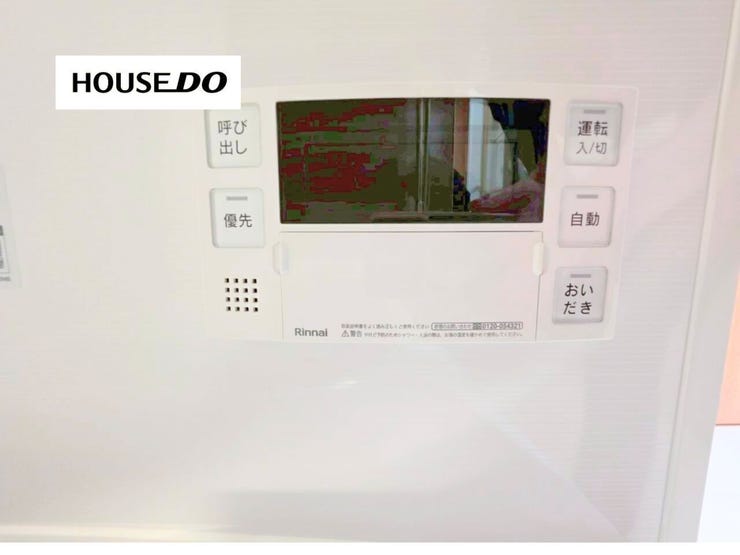 自動湯はりや追いだき機能が使えるため、入浴準備やお湯の温め直しもスムーズ。呼び出しボタンもあり、ご家族での暮らしにも安心感のある便利な設備です。