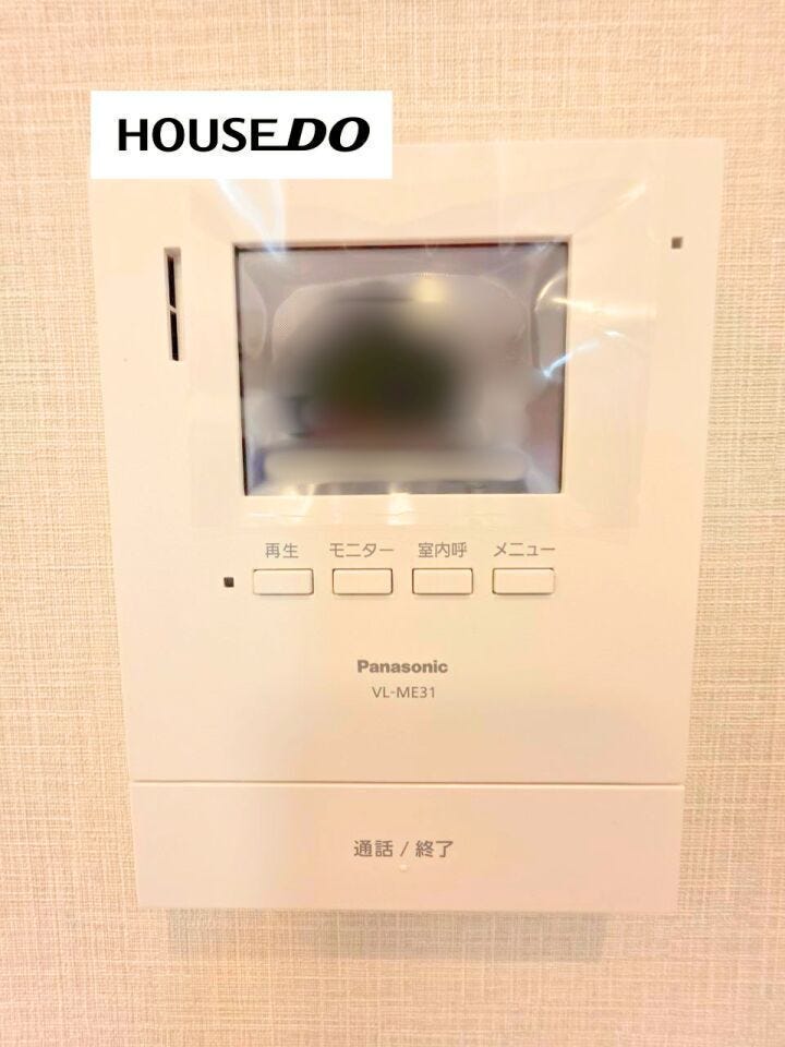 来訪者の顔を室内から確認できるため、防犯面でも安心感があります。お子様のお留守番時や、訪問対応の際にも便利な設備です。毎日の暮らしに安心をプラスしてくれます。