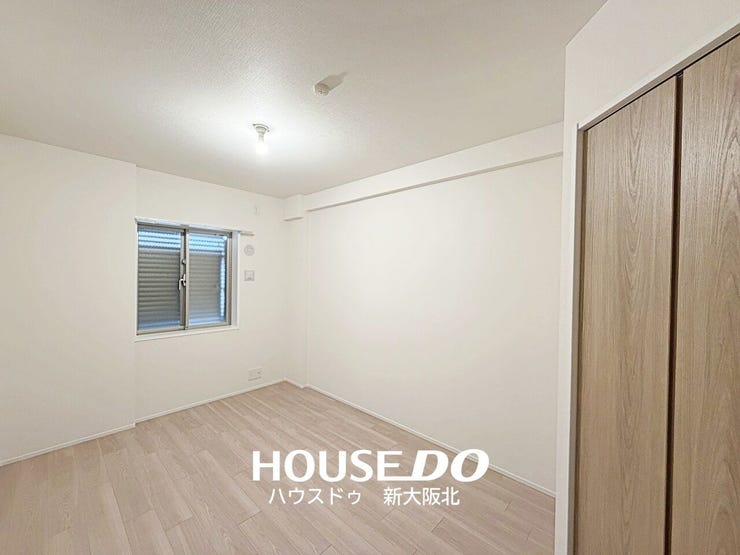 ■玄関を入って右手には約5.0帖の洋室!
■フローリングは、飲み物などをこぼしてもサッとひと吹きで汚れがとれるのでお掃除が楽々です!
■小さなお子さまのいるご家庭でも安心ですね!