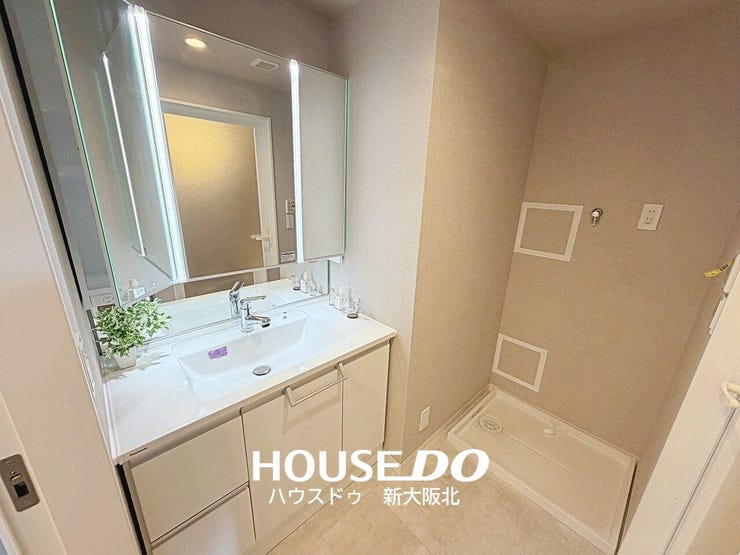 ■ゆとりある洗面台で毎朝の身支度もスムーズに!
■もちろん、鏡裏にもたっぷりの収納スペースがあるので、いつもスッキリと保てますね!