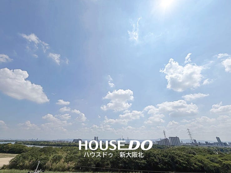 ■バルコニーからの眺望です!視界を遮る建物が少なく開放感たっぷり!
■空と緑が広がる爽快な眺望で、季節の移ろいも身近に感じられます♪