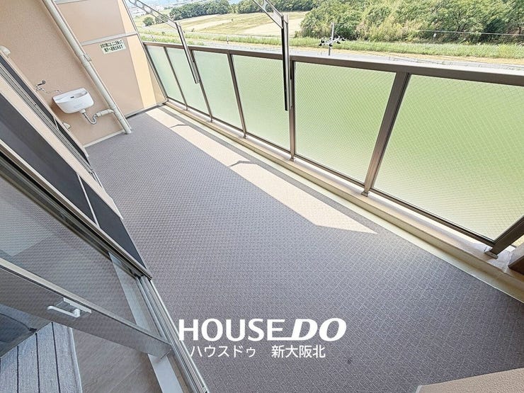 ■東向きのゆったりとしたバルコニー♪
■朝の陽ざしが心地よく、前面には緑が広がる開放感のある眺めを楽しめます!