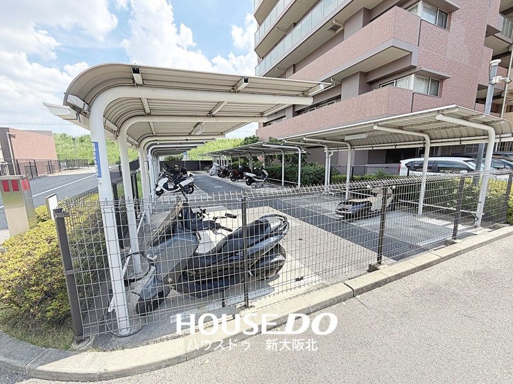 ■バイク置き場も屋根付き!
■一台ずつ収納場所が決められているので、帰ってきたら自転車を置く場所がなくて困った・・・なんて心配はいりません!