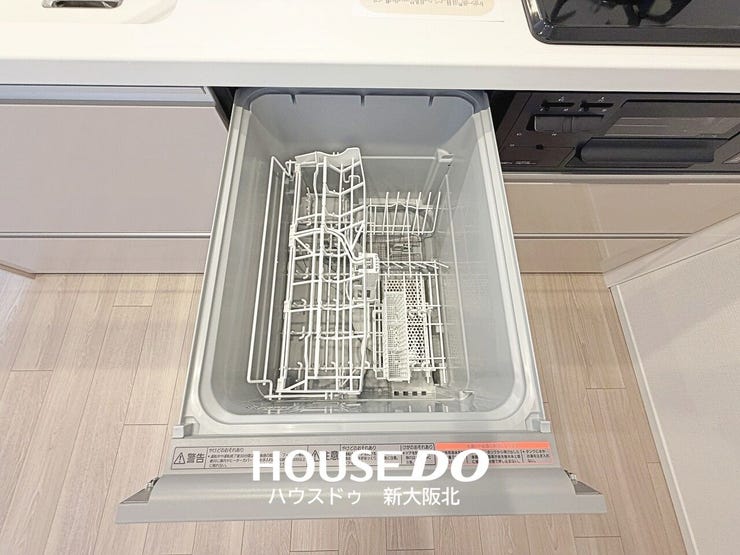 ■スライド式で食器の出し入れがしやすい食器洗浄乾燥機付き!
■高温洗浄で水では落ちにくい頑固な油汚れもスッキリ!
■食器も清潔に保てます!手荒れの心配もなく家事もはかどりますね!