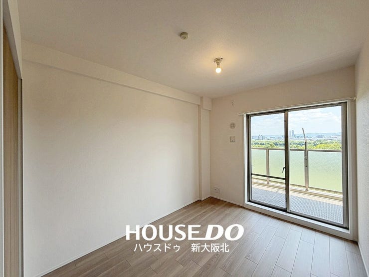 ■リビングのお隣には、約5.8帖の洋室!
■バルコニーに面した明るいお部屋で、寝室やワークスペースなど幅広く活用できます!