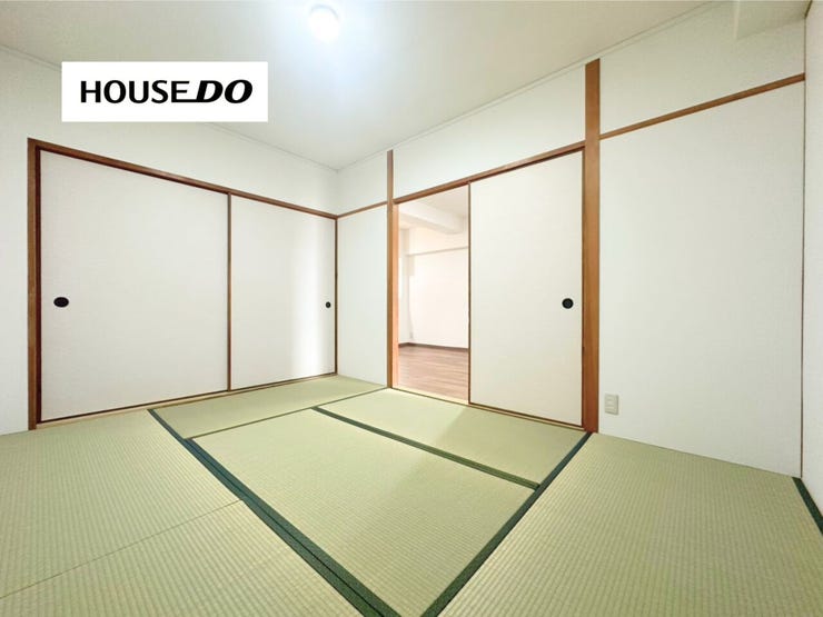 LDKと続き間になった和室。扉を開放すれば、リビングの延長として広々利用できます。